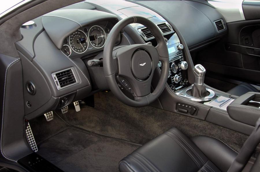 Интерьер Aston Martin DBS 007 Quantum of Solace 2008 года  (фото 24 из 43)